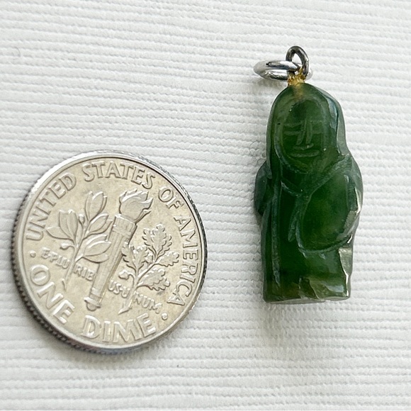 Adorable Vintage Handcarved Jade Tiny Inuit Person Pendant Charm - Picture 4 of 4